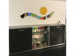 Montierte Ansicht: Zweiteiliges farbenfrohes Glaskunstwerk «Sonnige Zeiten» von Britta Schmidhauser